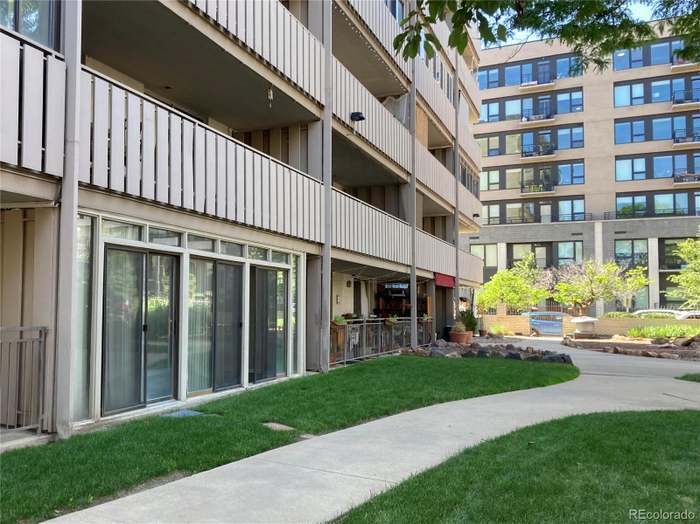 Courtyard Access - 1111 Ash St