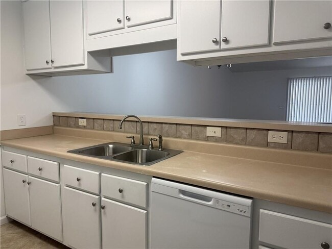 Building Photo - 294 Windridge Dr