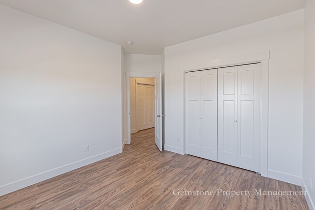 Building Photo - END UNIT - Darling 3 Bed 2.5 bath townhome...