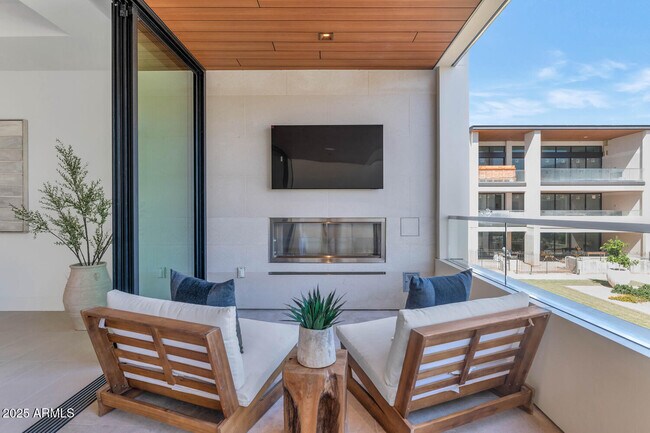 Building Photo - 6587 N Palmeraie Blvd