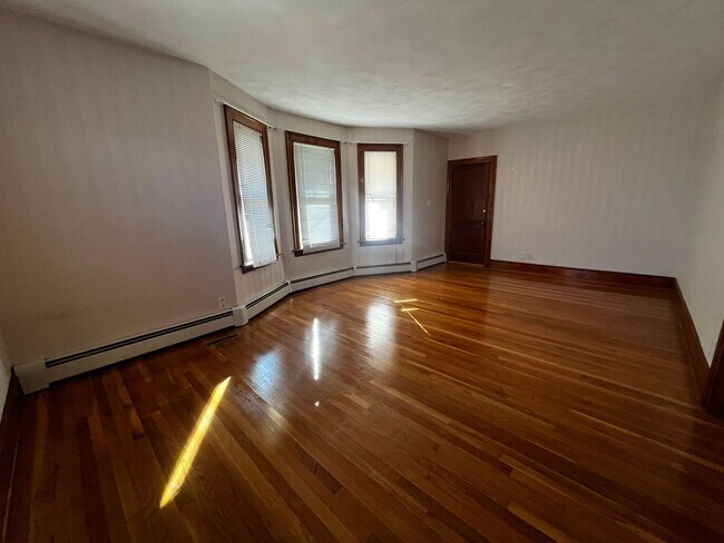 Building Photo - Charming 2-Bedroom First Floor Apartment i...