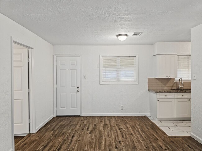 Building Photo - 206 Prune St