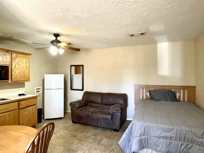 Building Photo - 2 Cabin Rd