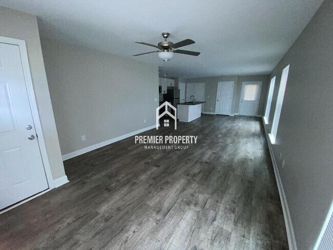 Building Photo - $500 OFF FIRST MONTHS RENT!