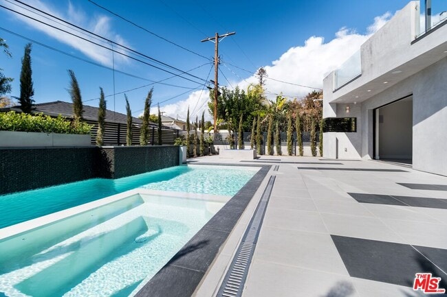 Building Photo - 159 S Bowling Green Way