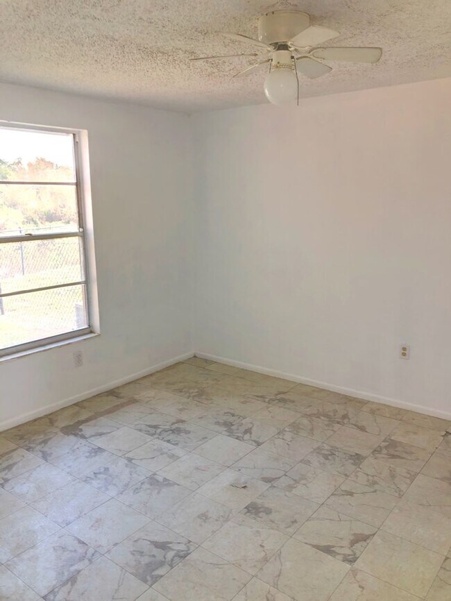 Building Photo - Water Front 3 bedroom duplex