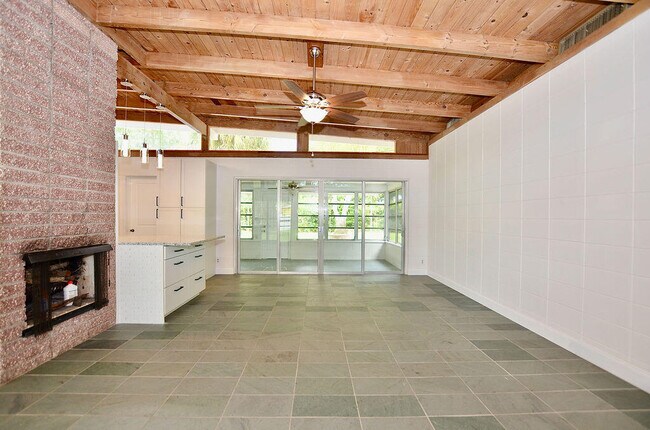 Building Photo - 505 Coconut Ave E