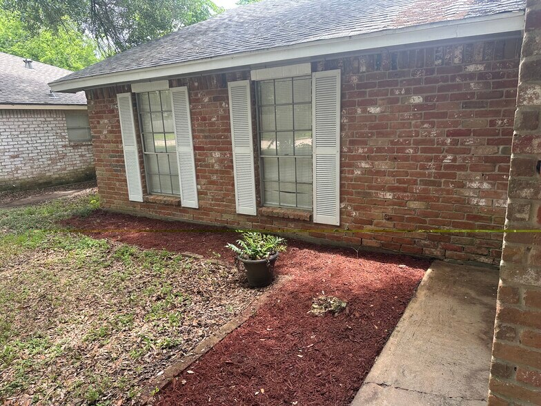 Building Photo - 14919 Four Winds Dr