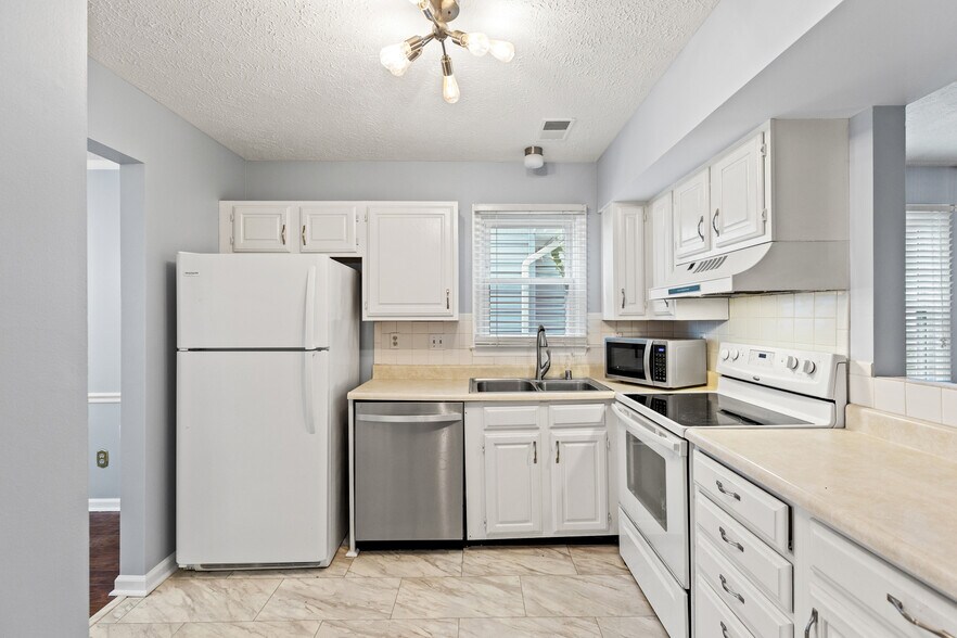 Kitchen - 1105 Jonestown Ln