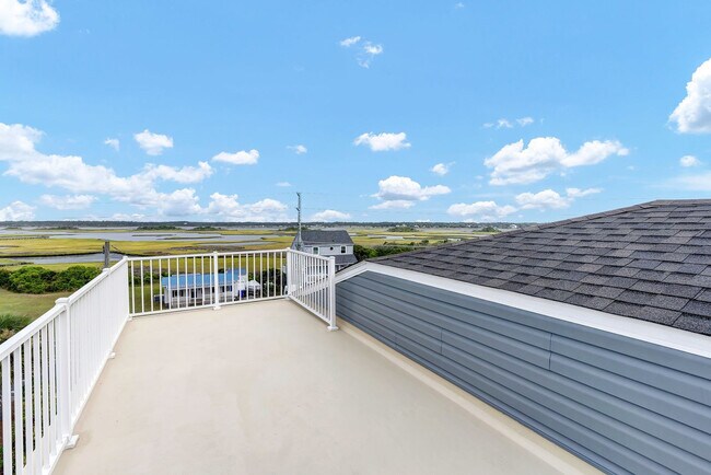 Building Photo - 822 S Topsail Dr