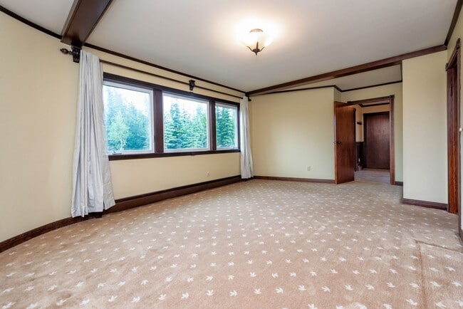 Building Photo - 11071 Mountain Lake Dr