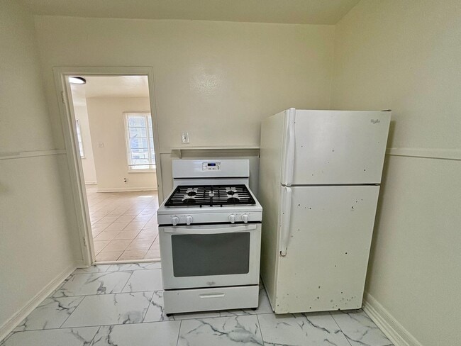 Building Photo - 1 Bedroom Home with Large Backyard on North Loop!