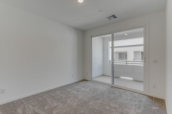 Building Photo - Modern Townhome Living in Henderson’s Historic Water District!