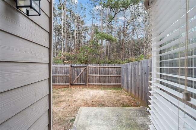 Building Photo - 1833 Edgehill Dr