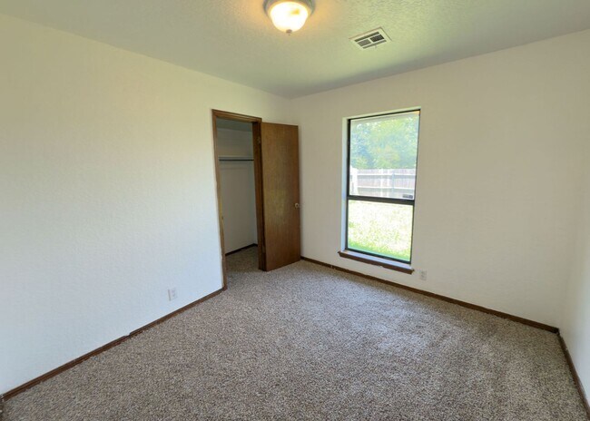 Building Photo - $500 OFF MOVE IN SPECIAL | Duplex in Centr...