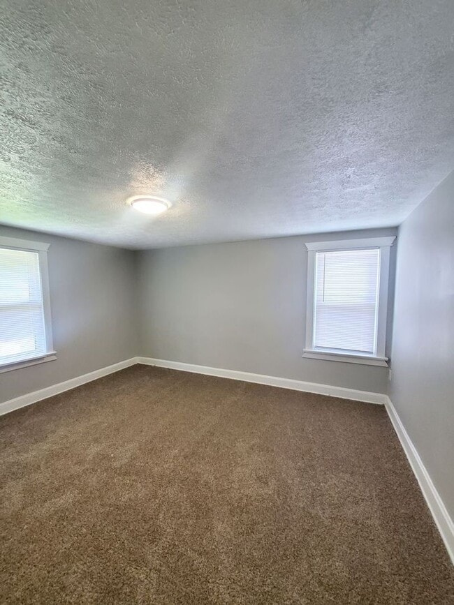 Building Photo - 2 BEDROOM SINGLE FAMILY HOME