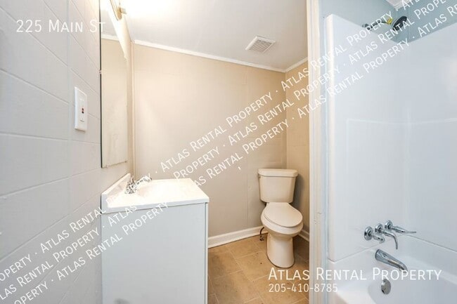 Building Photo - 225 Main St