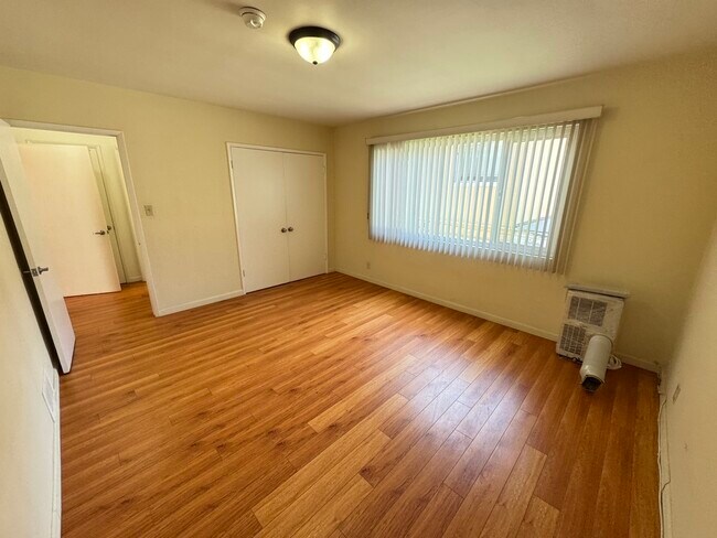 Building Photo - 521 S Manhattan Pl
