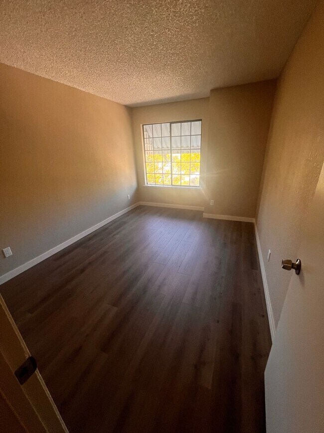Building Photo - Wonderfully updated Waterman Highlands Home