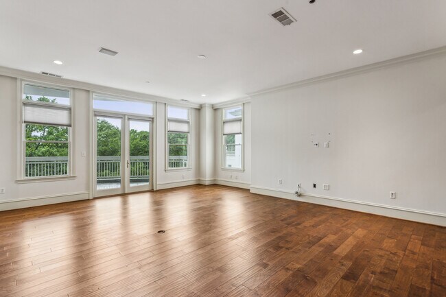 Building Photo - 2500 Peachtree Rd NW