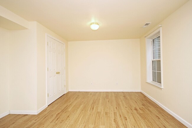 Building Photo - Pet-Friendly Raintree Home With Fenced Yard