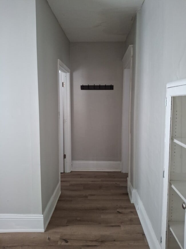 Building Photo - 913 E Washington St