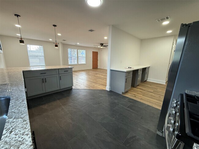 Building Photo - 611 N Eastwood St