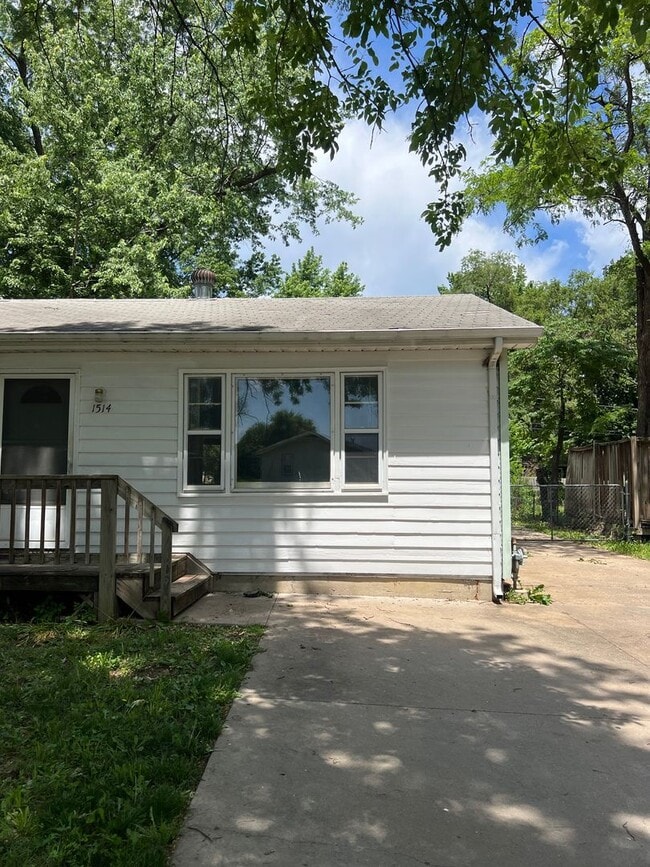 Building Photo - 3 bedroom/2 bath house close to KU with washer/dryer