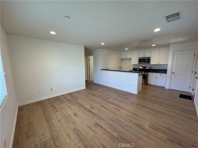 Building Photo - 2306 N Catalina St