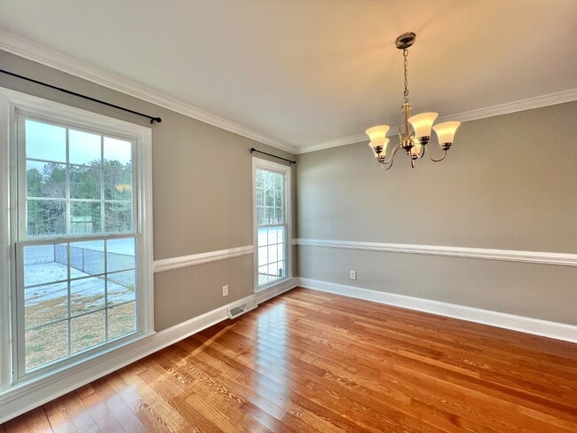 Building Photo - SPACIOUS INSIDE AND OUT!