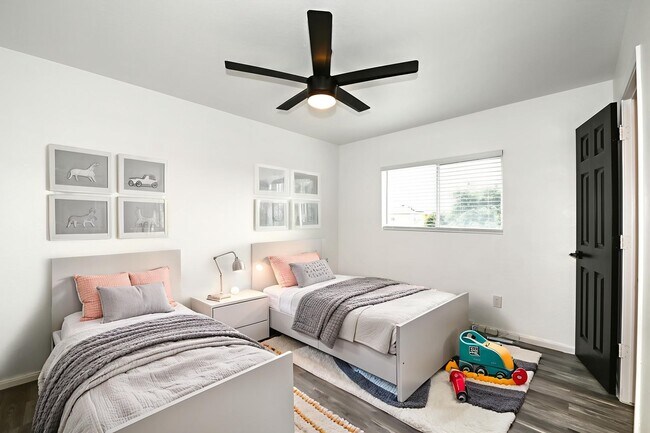 Building Photo - 5 bed | 3 bath | Corner lot | Fully remode...