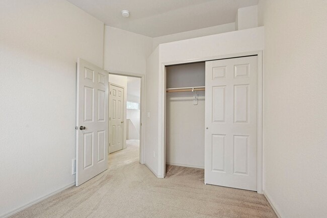 Building Photo - Wonderful End-unit townhome that backs to beautiful open space!