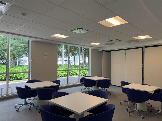 Building Photo - 2500 Parkview Dr