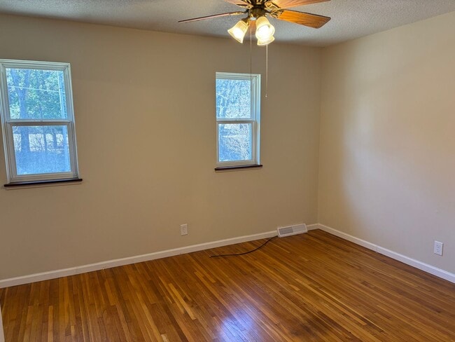 Building Photo - 2 Bedroom, 1.5 Bath Townhouse in Clinton, IA