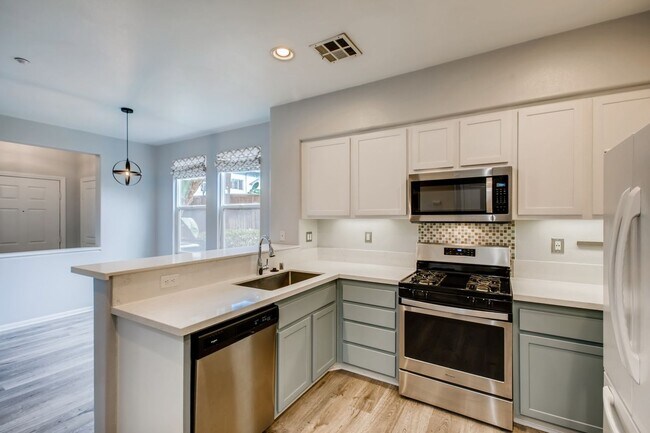 Building Photo - Fantastic 4 Bedroom House in Central San Diego Available in August!!