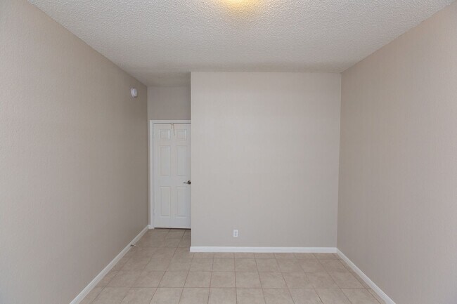 Building Photo - 1628 War Horse Ln