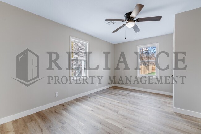 Building Photo - 1631 S Fern St