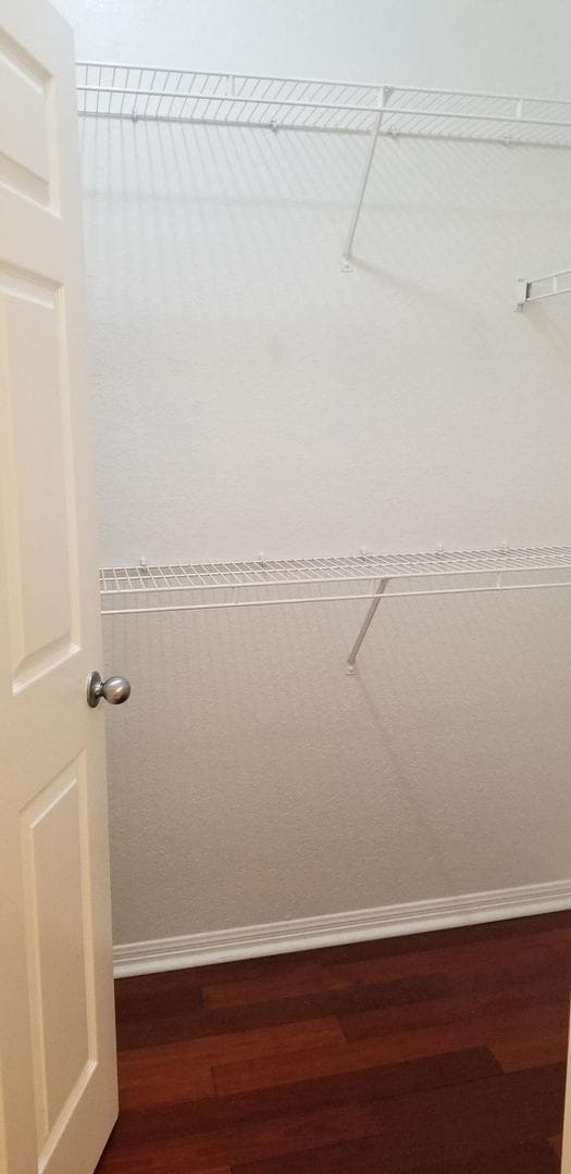 Building Photo - 1x1 top floor unit with balcony, beautiful...