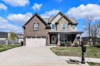 Building Photo - Dog Friendly Three Bedroom in Rossview!