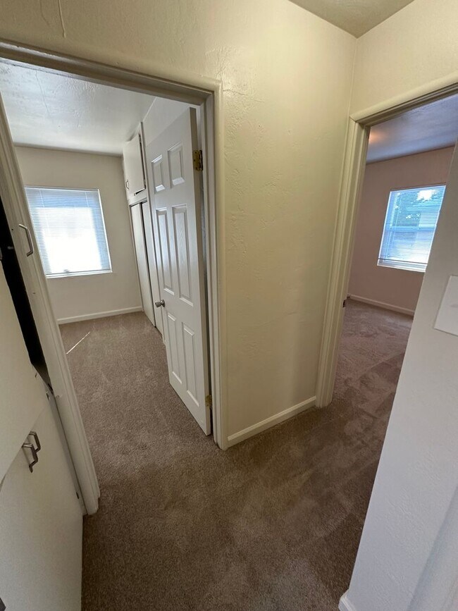 Building Photo - 2 bed/1 bath with garage