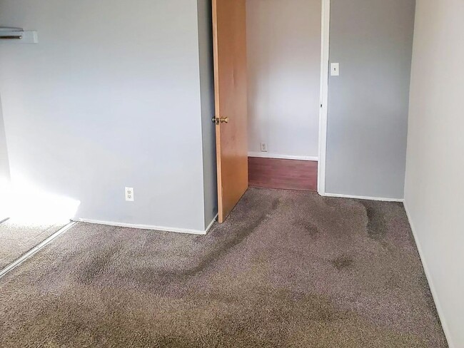 Building Photo - For Rent: 3 Bedroom Home with a Sunroom and Garage! Nice yard!