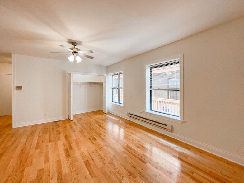 Building Photo - 826 W Cornelia Ave