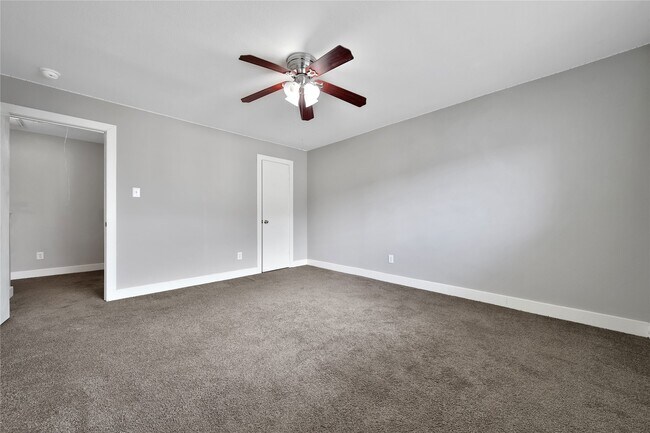 Building Photo - 11940 Chanteloup Dr