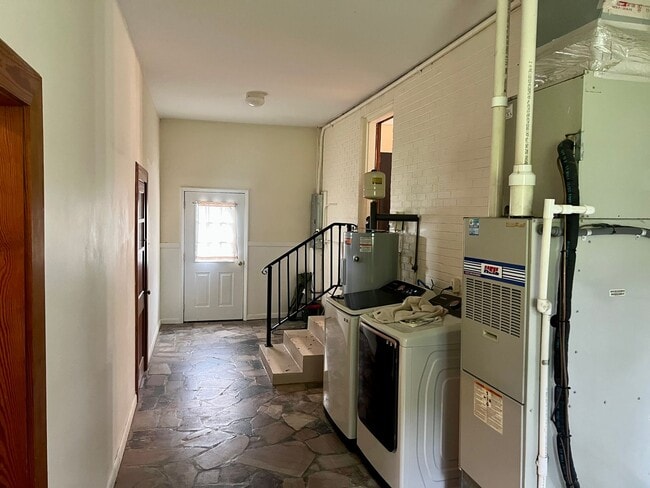 Building Photo - One Level Home! 3or 4 bedroom 1 bath with extra-large den, garage and extra storage on almost an ...