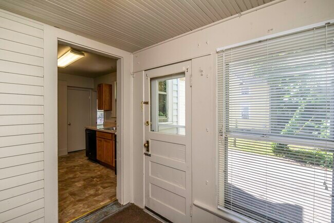 Building Photo - 831 Brookwood Pl