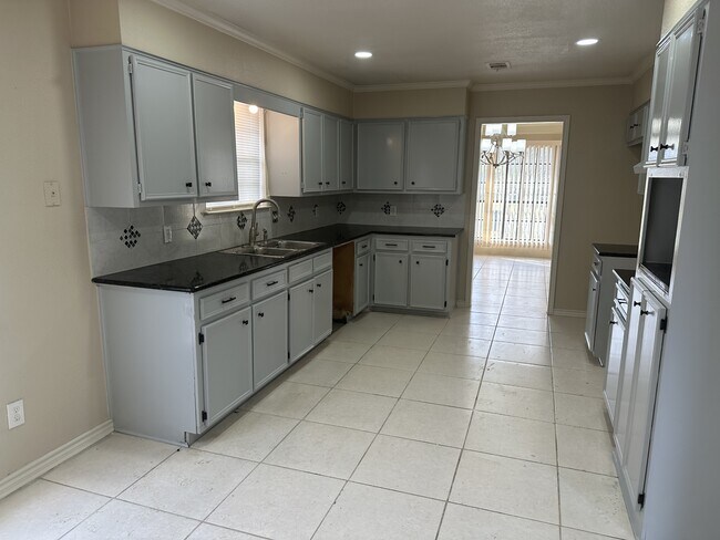 Building Photo - 1172 Westmeadow Dr