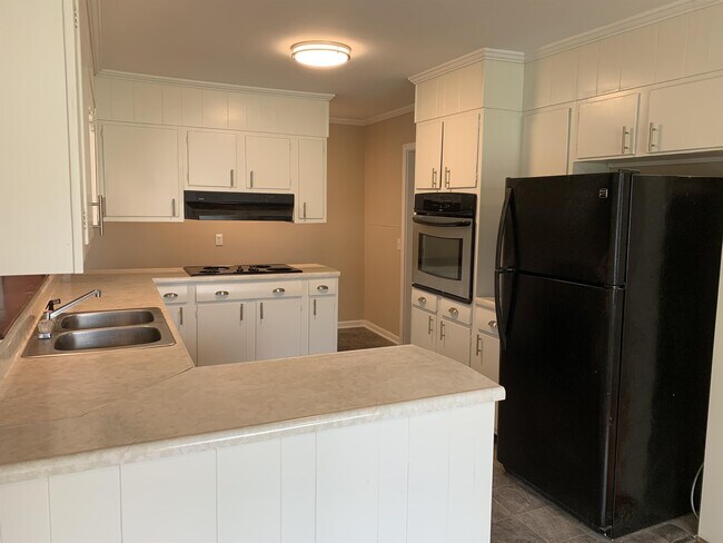 Building Photo - 5421 Pine St