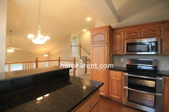 Building Photo - Beautiful Olathe Home, Updated Kitchen, Fe...