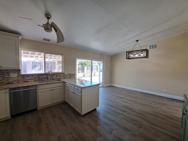 Building Photo - Updated, Spacious Home with Charm!