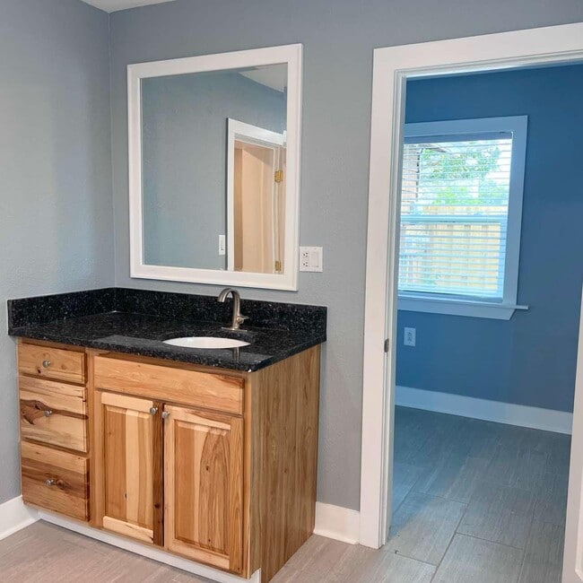 Building Photo - 121 Harbeson Ave SE